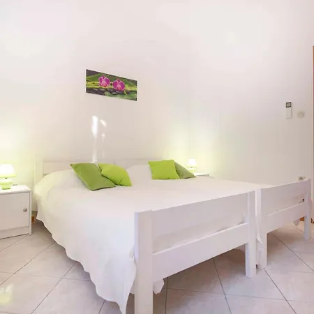 Studio In Plomin/istrien 8882 * Vozilici